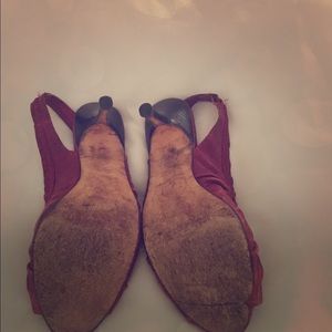 Super comfortable Beautiful spaceshade of red.